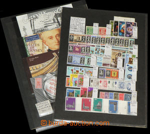34485 - 1941-74 GUERNSEY collection of stamps and stamp booklets (11