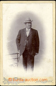 45455 - 1900 kabinetní fotografie muž v klobouku, 10x14cm atelier