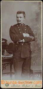 63510 - 1910 kabinetní foto 5,5x11,5cm, muž v uniformě (četník)