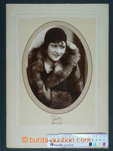 92980 - 1920 FASHION girl in/at kožichu, format 17x24cm, atelier Z