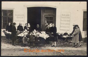 107566 - 1928 BUČOVICE - lékařská poradna se skupinou maminek s k