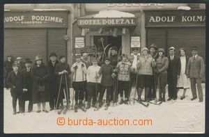 109810 - 1930 LOMNICE NAD POPELKOU - lyžaři před budovou, společn