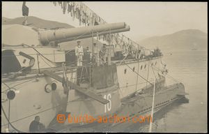 110827 - 1916 ponorka 16 a S.M.S. Monarch, hezký detailní záběr; 