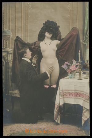 111505 - 1910 nahá žena se škraboškou a klečící muž; nepouži