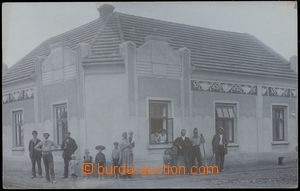112102 - 1910 VELTRUSY - lidé před domem, vzadu text - stavitel Pav