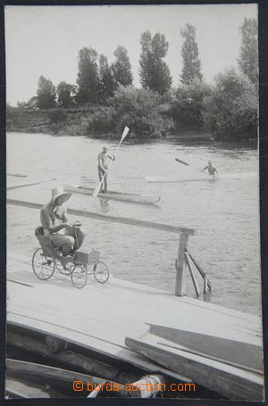 116709 - 1930 šlapací auto, muži u řeky; nepoužitá, dobrý stav