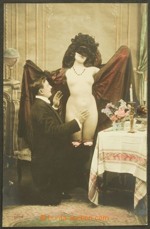 125089 - 1910 AKTY  nahá žena se škraboškou a klečící muž; ne