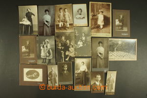 131181 - 1900-20 [SBÍRKY]  sestava 18ks kabinetních fotografií a p