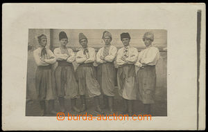 26414 - 1921 fotopohlednice, mladí muži v rusínském kroji, proš