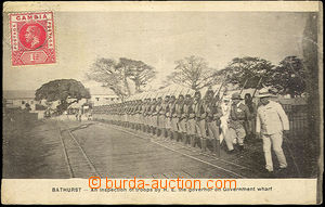 37052 - 1925 GAMBIE  -  čb pohlednice nastoupené vojenské jednotk