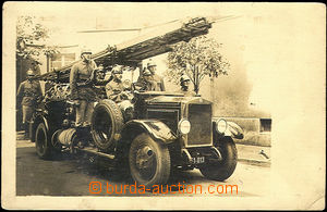 50729 - 1920 hasičské družstvo nastoupené u hasičského vozu; n