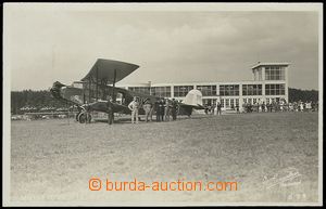 72897 - 1933 letadlo na letišti v Mariánských Lázních, lidé; n