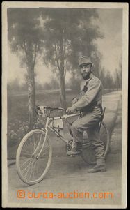 85409 - 1910 CYKLISTIKA, rakouský voják v uniformě a jízdní kol