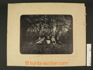 87989 - 1905 skupinové foto, formát 39x30cm, v paspartě 57x45cm