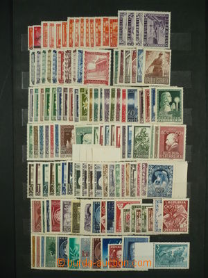99875 - 1946-49 AUSTRIA  nekompletní sestava známek na výmětové